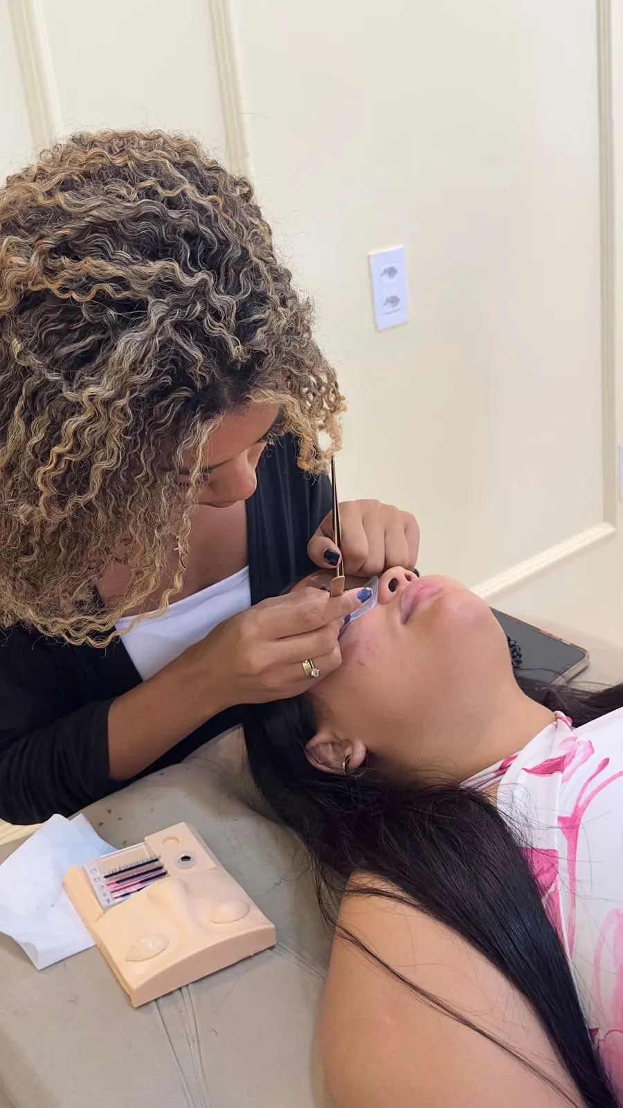 Profissional da Kah Beauty Studio realizando um procedimento de cílios
